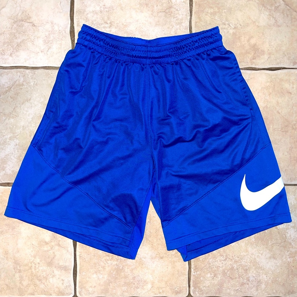 Nike Mens basketball shorts size XXL, awesome blue, pockets, good condition!